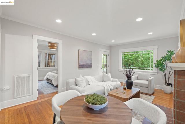 1006 Glendora Ave, Oakland CA: https://media.crmls.org/mediaz/25367f4d-a59d-4926-9e3c-c3032716b729.jpg