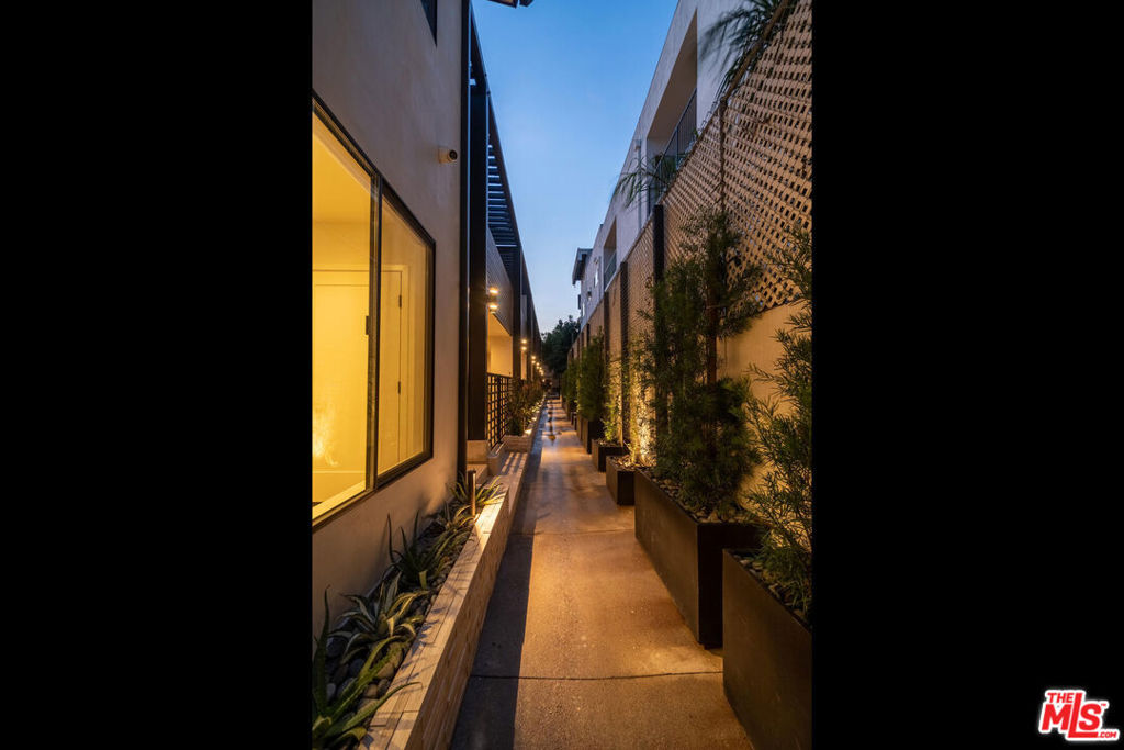 https://media.crmls.org/mediaz/2536ccc2-b6ca-4d4e-b3a0-74a07093f128.jpg?preset=X-Large