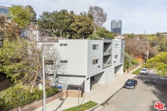 3625 Regal Place, Los Angeles, California 90068, ,Multi-Family,For Sale,Regal,24370458