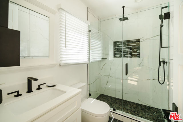 609 21st Place, Santa Monica CA: https://media.crmls.org/mediaz/25372dc1-647b-4f01-acb8-7454b4a08f72.jpg