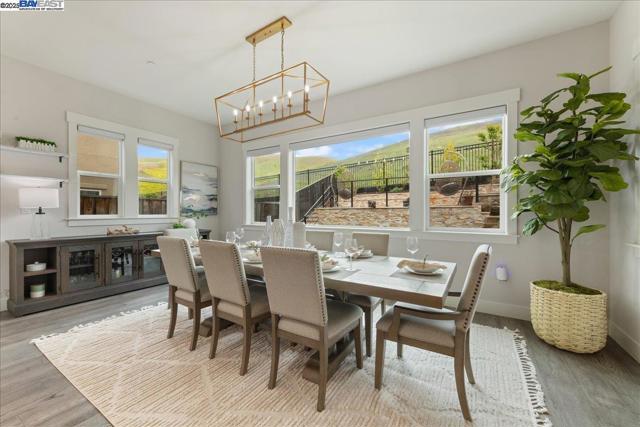 7259 Lembert Hills Dr, Dublin CA: https://media.crmls.org/mediaz/2537494c-ff5b-451f-85ae-430984491728.jpg