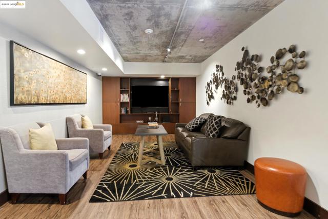 311 Oak St, Oakland CA: https://media.crmls.org/mediaz/25376b7e-5178-4997-8ba7-b579aa1f6188.jpg