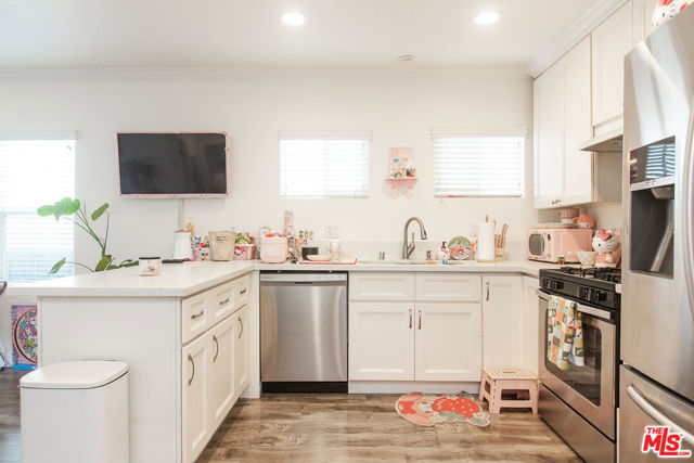 4504 Maplewood Avenue, Los Angeles CA: https://media.crmls.org/mediaz/2538e73d-9583-4ddf-95d2-4e1b8a50b89e.jpg