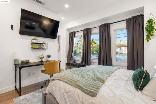 75 Echo Ave, Oakland CA: https://media.crmls.org/mediaz/25397c5d-1ab6-44ba-8122-dc5c7f3995e8.jpg