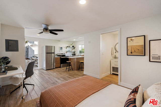 5748 7th Avenue, Los Angeles CA: https://media.crmls.org/mediaz/2539b661-18f3-424d-a236-048dfa6d96fb.jpg