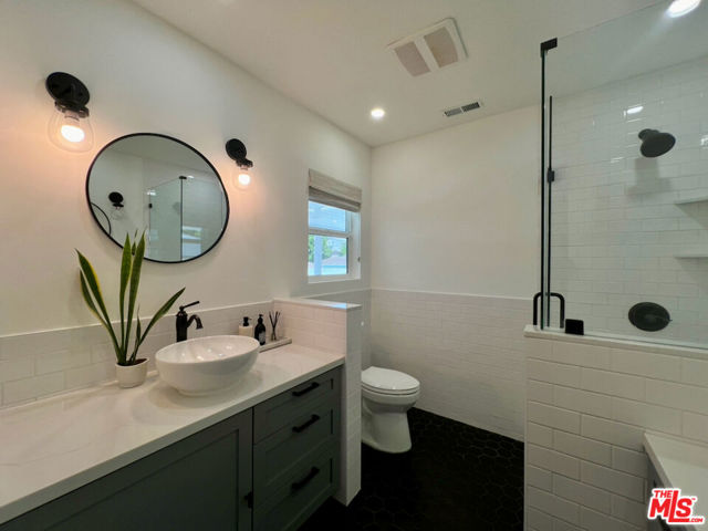 18033 Rosita Street, Encino CA: https://media.crmls.org/mediaz/253a58c9-94cb-4099-bb03-bdb9a7efca9a.jpg