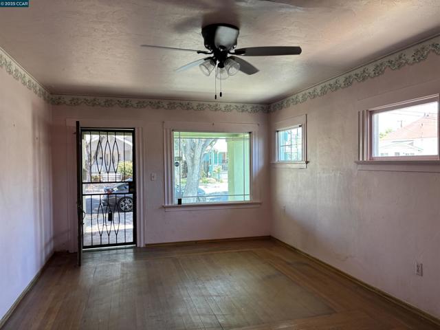 415 W 9Th St, Antioch CA: https://media.crmls.org/mediaz/253b6943-8195-45de-b498-960c95b8cde2.jpg