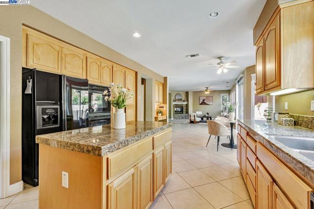 5391 Fernbank Dr, Concord CA: https://media.crmls.org/mediaz/253b8da8-73e9-4c02-871b-d572f47d716e.jpg