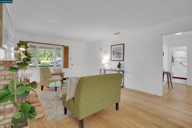 2968 Glenside Dr, Concord CA: https://media.crmls.org/mediaz/253c935f-ad8b-44dc-8369-045664be9c7d.jpg