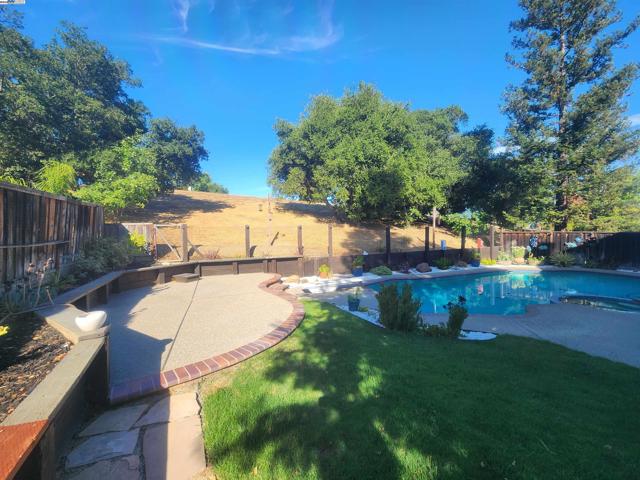 1127 Mataro Ct, Pleasanton CA: https://media.crmls.org/mediaz/253cae73-cf7b-4508-8882-9e0824ebcf61.jpg