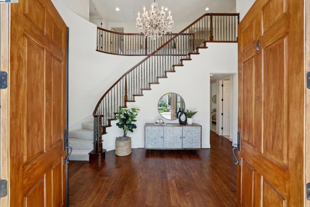 2307 Vineyard Heights Ln, Pleasanton CA: https://media.crmls.org/mediaz/253cc7f4-94f5-45a6-82aa-f68b73a19440.jpg