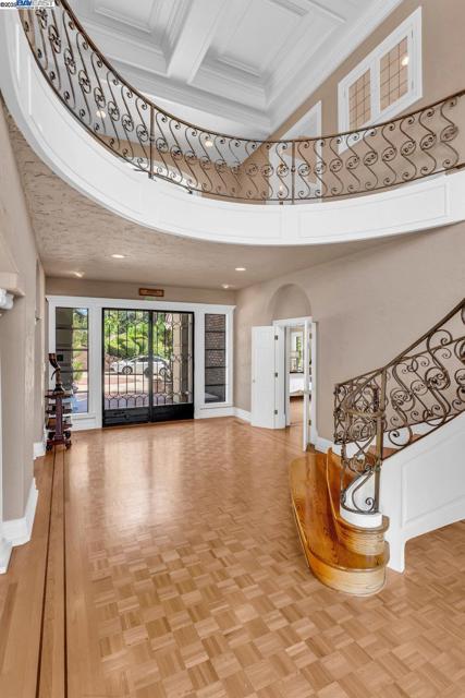 219 Valley Oaks Dr, Alamo CA: https://media.crmls.org/mediaz/253cfe90-3e48-440e-92eb-dde981abebbc.jpg