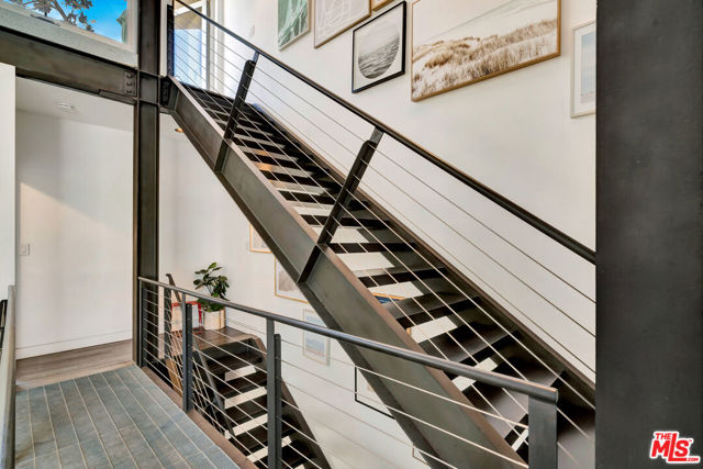 25 Brooks Avenue, Venice CA: https://media.crmls.org/mediaz/253d52d7-6fc8-4f21-920e-f43be05c3252.jpg