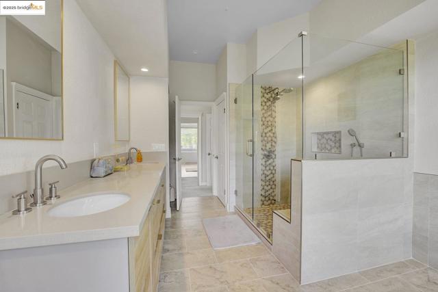 7075 Elverton Dr, Oakland CA: https://media.crmls.org/mediaz/253d9cd4-9198-4215-9834-a4988832a1eb.jpg