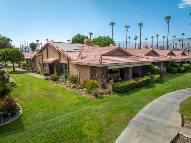40 Joya Drive, Palm Desert CA: https://media.crmls.org/mediaz/253edadf-3da5-4298-bd82-1fadb84ec07e.jpg