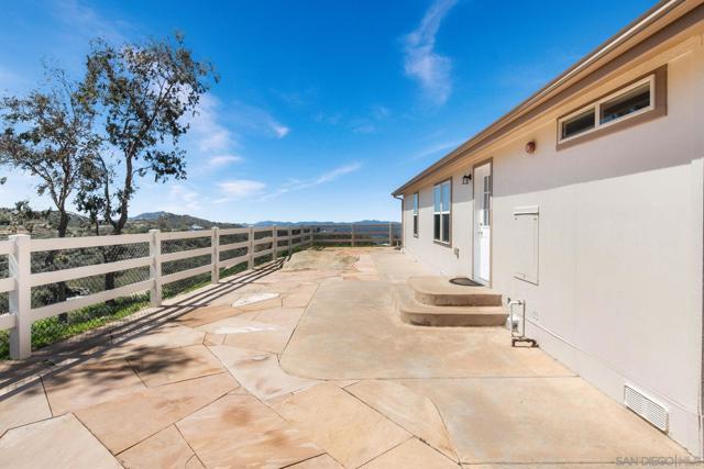 19210 Highland Hills Dr, Ramona CA: https://media.crmls.org/mediaz/25413dca-044c-4c73-8d32-3f7eb2a3f97d.jpg