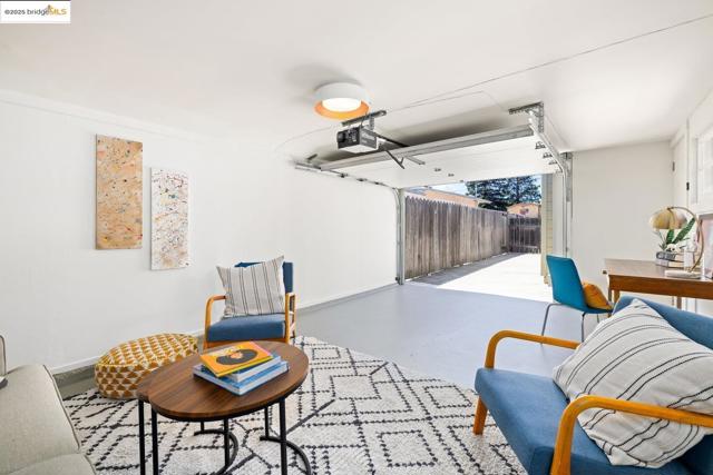 3742 Loma Vista AVE, Oakland CA: https://media.crmls.org/mediaz/25415e08-dbee-4ac1-b616-f5e6ffa5a82e.jpg