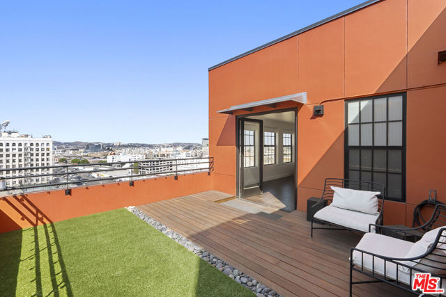 746 S Los Angeles Street, Los Angeles CA: https://media.crmls.org/mediaz/2541dbe7-afe8-47e6-951a-2b5620b2cd1b.jpg