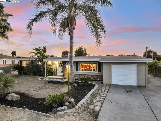 1941 Eden Plains Rd, Brentwood CA: https://media.crmls.org/mediaz/25421518-ba11-44ec-9837-ffe8187a1c96.jpg
