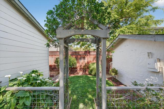 136 Loma Alta Avenue, Los Gatos CA: https://media.crmls.org/mediaz/2542ad83-32b5-43fc-8bd5-a04135e5a825.jpg