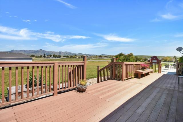 525 Heatherwood Estates Drive, Hollister CA: https://media.crmls.org/mediaz/2542f7eb-7d8e-4fa6-ae71-1503814f7875.jpg