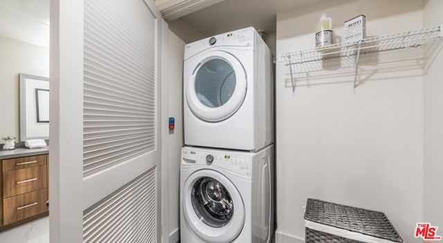 950 E 3rd Street, Los Angeles CA: https://media.crmls.org/mediaz/254473a3-9bcf-491f-9425-f732a360dfd3.jpg