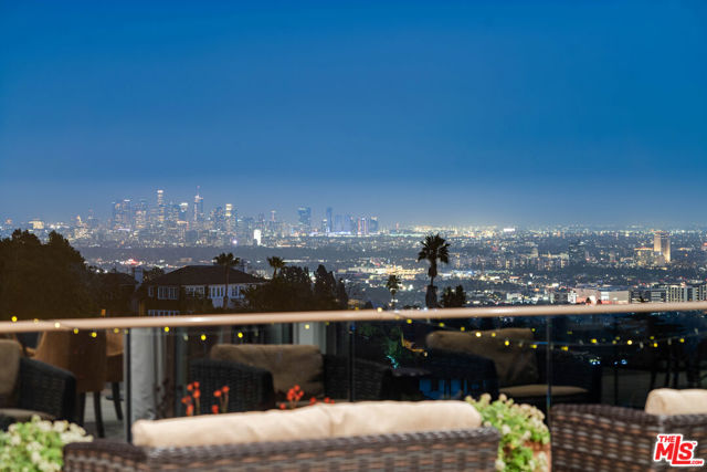 1380 Summitridge Place, Beverly Hills CA: https://media.crmls.org/mediaz/25456d47-feff-4252-88c6-f87d3f534ffa.jpg