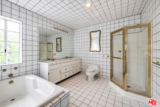 10355 Camarillo Street, Toluca Lake CA: https://media.crmls.org/mediaz/25457435-e2a8-40b0-960a-c1eb0ae6fe58.jpg