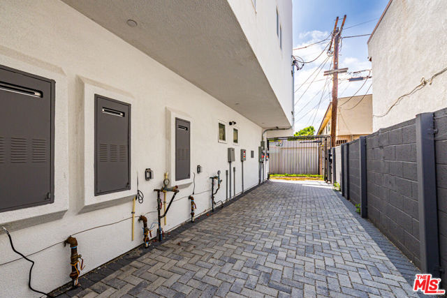 2055 S Garth Avenue, Los Angeles CA: https://media.crmls.org/mediaz/2545b27c-2ae8-4b11-8867-a9224eb1058c.jpg