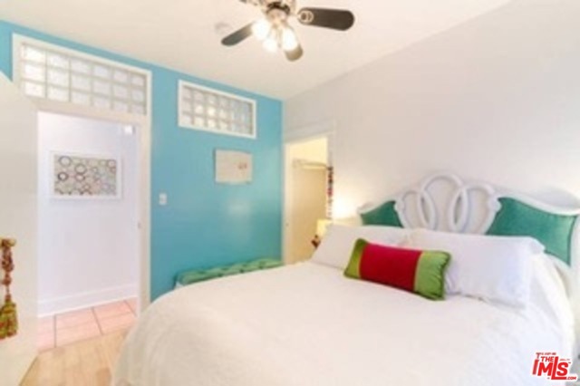 57 DUDLEY Avenue C Venice, California Sunny Venice Beach Bungalow. Cozy, clean, and less than a block from the Venice Boardwalk! The house is filled with natural light and ocean breezes. The house has 2 bedrooms and 1 sleeping couch in the living room. It has its own washer/dryer inside.This beautifully redone beach cottage sits in the heart of Venice Beach, near the ocean, Abbott Kinney, Main Street and more. All utilities included.