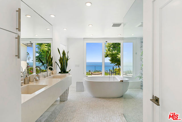 27450 Calicut Road, Malibu CA: https://media.crmls.org/mediaz/2547b2a5-a218-4e3f-a9e2-9c7c9d1cf768.jpg