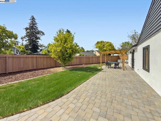 450 Lancaster Way, Redwood City CA: https://media.crmls.org/mediaz/2549c695-9785-45c6-8ad1-334cfe918d4f.jpg