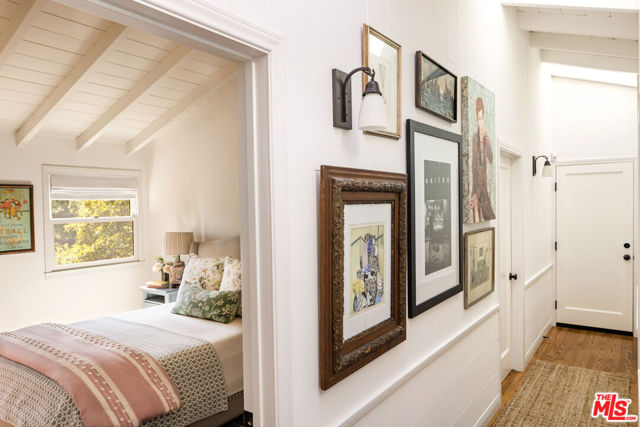 2415 Castilian Drive, Los Angeles CA: https://media.crmls.org/mediaz/2549f426-02ba-4dc0-b5e9-7282cdac033e.jpg