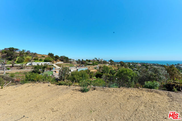 1243 Las Lomas Avenue, Pacific Palisades CA: https://media.crmls.org/mediaz/254a2f81-3c6b-4992-8e1e-5b48f3a83fa9.jpg