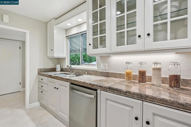 8 Southwaite Ct, Orinda CA: https://media.crmls.org/mediaz/254b0d7c-5530-41de-87e4-9ea9f99d621e.jpg