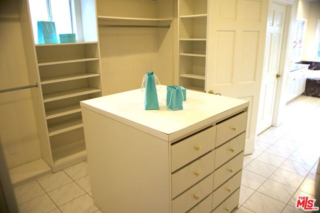 11502 Dona Teresa Drive, Studio City CA: https://media.crmls.org/mediaz/254b50df-5464-4c0b-b79e-de7b7a5e3b12.jpg