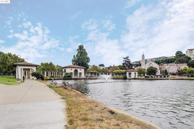 389 Belmont St, Oakland CA: https://media.crmls.org/mediaz/254b802c-2324-49ac-a9a2-ef06f5426ffb.jpg