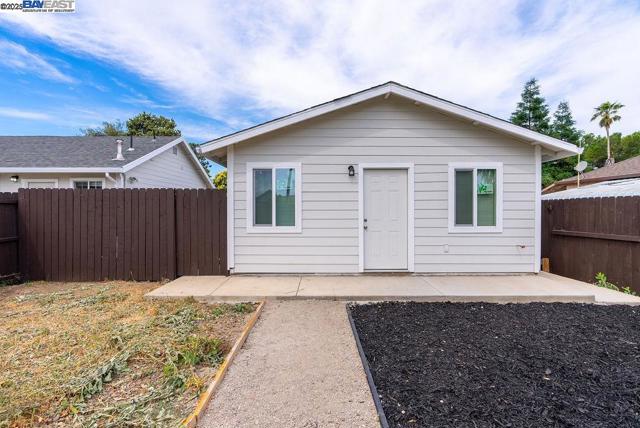 4733 E Washington St, Stockton CA: https://media.crmls.org/mediaz/254d16a3-aef8-423b-bda0-27f6d08c8195.jpg