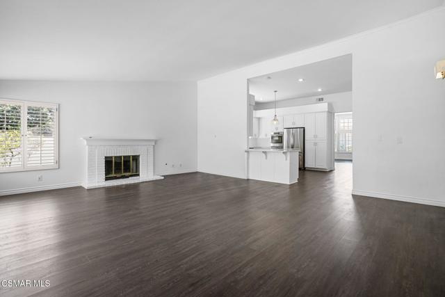 1142 Earlham Court, Oak Park CA: https://media.crmls.org/mediaz/254d28a0-8166-41db-8495-03934fc4e51b.jpg