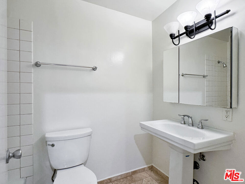 https://media.crmls.org/mediaz/254e396b-906a-4d34-859d-dc18610688f3.jpg?preset=X-Large