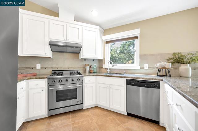 691 Old Jonas Hill Rd, Lafayette CA: https://media.crmls.org/mediaz/254e48db-c668-4bc5-8e7b-23f5bf45c3d0.jpg