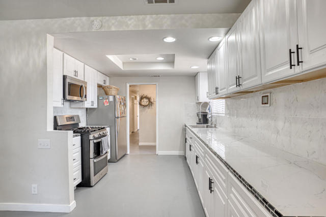 8588 Taft Court, Yucca Valley CA: https://media.crmls.org/mediaz/254e9e35-51c8-4fa5-990f-36ffa754ee46.jpg