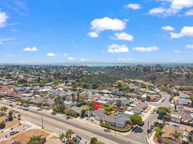 4316 Clairemont Dr, San Diego CA: https://media.crmls.org/mediaz/254f9932-b4f8-40b3-83f4-30f840bb0907.jpg
