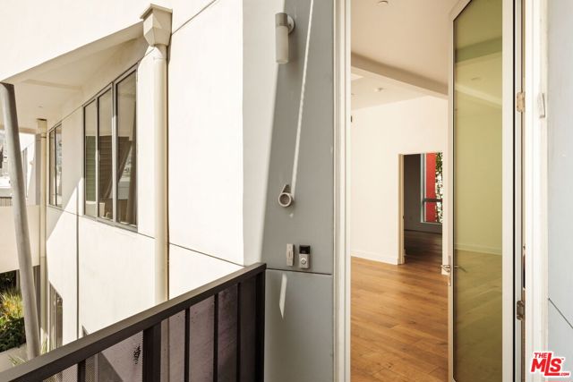616 N Croft Avenue, West Hollywood CA: https://media.crmls.org/mediaz/254fede8-b562-4cf6-927c-03c9d1536a58.jpg