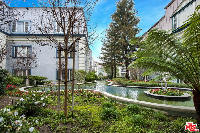 10116 Empyrean Way, Los Angeles CA: https://media.crmls.org/mediaz/2550155f-84b3-4941-9c69-5c31eca89b9c.jpg