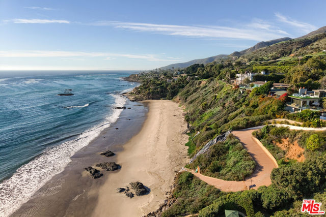 33398 Pacific Coast Highway, Malibu CA: https://media.crmls.org/mediaz/25501e72-73f2-4825-9211-dcf006dfa201.jpg