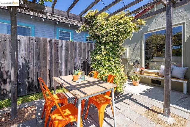 3742 Loma Vista AVE, Oakland CA: https://media.crmls.org/mediaz/255127cb-3f29-4ae7-a761-a4c7b2dfe5ac.jpg