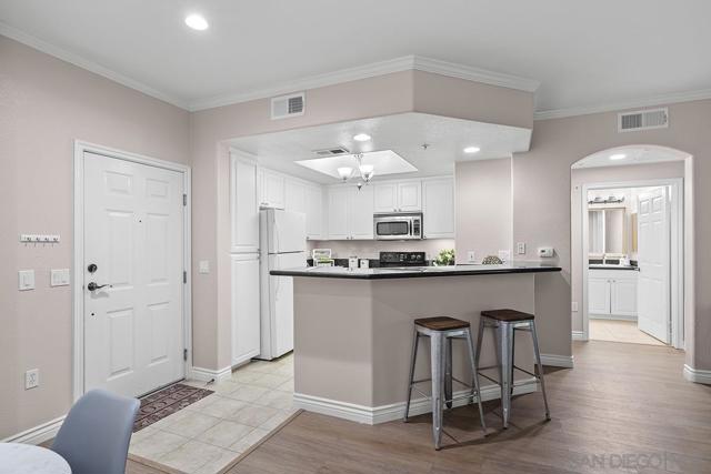 4165 Executive Dr, La Jolla CA: https://media.crmls.org/mediaz/25517a11-21cf-40ff-a40a-097e011db3de.jpg