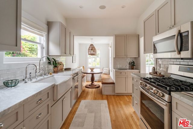 226 N Arden Boulevard, Los Angeles CA: https://media.crmls.org/mediaz/2551d99c-b4aa-4636-b635-41b7807e358d.jpg