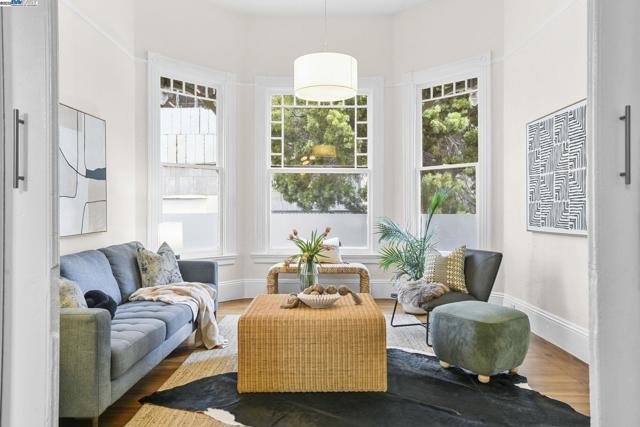 2349 Waverly St, Oakland CA: https://media.crmls.org/mediaz/2551e290-bf99-4c7b-9865-c76f33bd76fa.jpg
